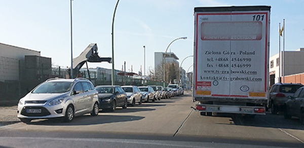 Training im Gewerbegebiet. Vorbeifahren am Lkw, belastet, erzeugt Angst Beginn im Gewerbegebiet. Etwas belastende Situation, Vorbeifahren am Lkw. Daher Angsthasenfahrstil, äußerst vorsichtig
