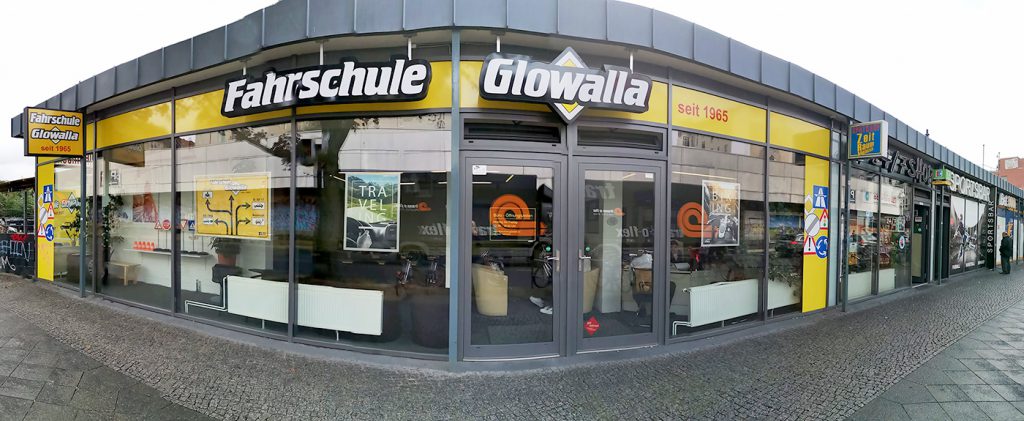 Die Fahrschule Glowalla in der Saalestr. 82. Rechts geht es in Richtung U- oder S-Bahnhof Neukölln. In der Fahrschule Glowalla befindet sich die Angsthasenfahrschule Frank Müller